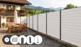 PVC Steckzaun Komplettset als lange Terrassenabtrennung – Sichtschutzzaun aus PVC-Lamellen mit Alupfosten. Im Set enthalten sind Zaunfelder, Alupfosten und Pfostenleisten in Anthrazit oder Silber und optional Pfostenkonsolen, Tür und Doppeltor.