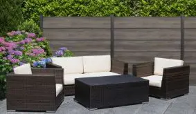 Erhältlich in 8 Farben: Der PVC Steckzaun Premium punktet mit dekorativen Zwischenleisten aus Aluminium