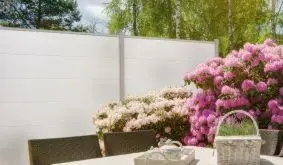 Der PVC Steckzaun Maxi ist in Weiß, Golden Oak, Sheffield Oak, Asteiche, Silbergrau, Anthrazit, Aschgrau und Monument Oak erhältlich