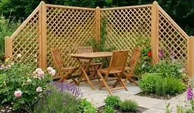 Rankgitter Avantgarde aus Holz in Natur mit Rautengitter als Terrassenabtrennung im Garten.