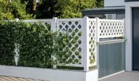 Für exklusive Sichtschutzlösungen im Garten: Massive Kunststoff Rankgitter mit stabiler Kreuzüberblattung 