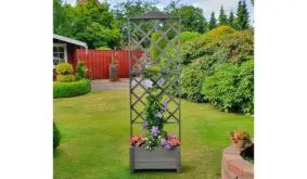 Der Rankkasten Ivy I hat eine Breite von 69 cm und eine Tiefe von 32 cm. Das Spalier erreicht an der höchsten Stelle eine Höhe von 210 cm