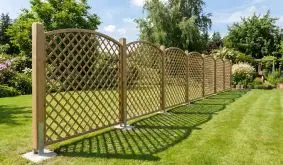 Ranksystem Poel Rankgitter aus Holz mit Hochbogen und rautenförmigem Gitter, im Garten aufgebaut