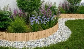 Ideal als Einfassung und Umrandung: Die Rasenkante Holz für Beete, Wege und Zäune gibt's in 20 und 30 cm Höhe