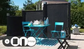 Rattan Sichtschutz Komplettset Madrid aus schwarzem Polyrattan. Im Set enthalten sind Rattan-Elemente, Zaunbeschläge, Leimholzpfosten Umbragrau und je nach Montageart Bodenhülsen, U- oder H-Pfostenträger.