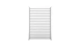 Der Rhombussichtschutz aus Aluminium in weißer Ausführung. Das Zaunfeld besteht aus 20 Rhombusprofilen und 42 Abstandshaltern und wird in die Systempfosten (siehe Zubehör) eingelassen.