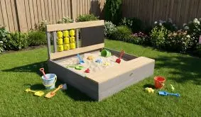 Der Sandkasten mit Deckel wird aus FSC-zertifiziertem Hemlockholz gefertigt und mit einer Beize auf Wasserbasis imprägniert