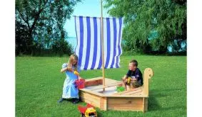 Unser Sandkasten Schiff "Reichnerg" aus naturbelassendem Kiefernholz. Wahlweise mit oder ohne Kajüte 