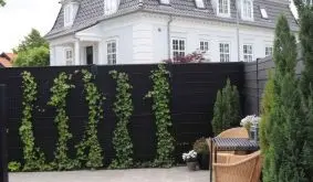 Lärmreduktion bis 20 dB! Die Schallschutzelemente basieren auf vorgefertigten Modulen. Sie lassen sich zu einem individuellen Lärmschutzzaun kombinieren