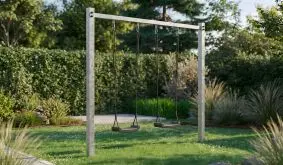 Schaukelgestell Metall mit verzinktem Stahlrahmen und zwei Schaukelsitzen auf Rasen im Garten