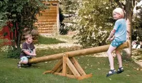 Ein Klassiker unter den Gartenspielgeräten: Robuste 300 x 50 x 45 cm Schaukelwippe aus Kiefer/Fichte (KDI)