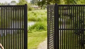 Der witterungsbeständige Holz Sichtschutz aus fungizid behandeltem und schwarz farbgrundiertem Kiefern-/Fichtenholz ist ein echter Hingucker in Ihrem Garten