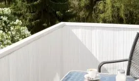 Die weiße Kunststoff Sichtschutzmatte gibt es in 90, 100, 120, 160, 180 und 200 cm Höhe