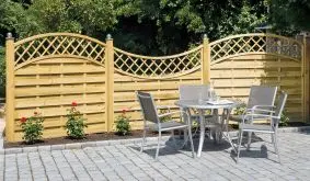 Sichtschutz Holzzaun Berlin Doppelbogen aus druckimprägnierter Kiefer/Fichte mit geschwungenem Rankgitter als Sichtschutz an moderner Terrasse