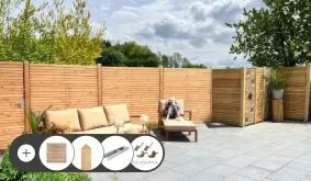 Sichtschutz Rhombus II aus Europäischer Lärche mit Lärchenpfosten und H-Pfostenträgern an der Terrasse. Im Set enthalten sind Zaunelemente, Zaunbeschläge, Pfosten, H-Pfostenträger und Durchgangsschrauben.