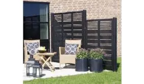 Die 10 schwarzen Zaunelemente der Serie Sichtschutzblenden Silence ermöglichen Ihnen große Gestaltungsspielräume