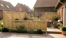 Verschiedene Sichtschutzwände Stuttgart mit Rankgittereinsätzen im oberen Bereich inkl. Pfosten. Terrasseneinfassung im Hof.