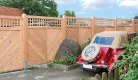 Aufwendig und hochwertig verarbeitet: Die massive Sichtschutzwand Douglasie mit Rankgittereinsätzen und stabilen, gezapften Rahmenverbindungen