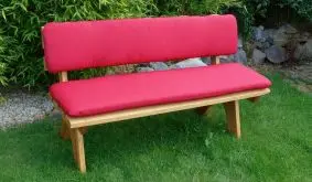 Das Sitzkissenset Brighton setzt sich aus einem 40 x 150 cm Sitzpolster und 30 x 150 cm Rückenpolster zusammen. Erhältlich in Rot und Anthrazit