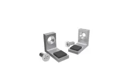 Zwei Stützwinkel mit schrauben vor weißem Hintergrund