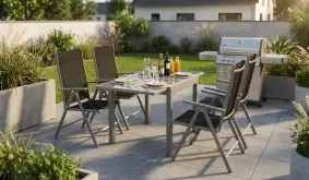 Terrassenmöbel Preston silbergrauer Ausziehtisch mit schwarzer Glasplatte und vier Klappsessel auf Terrasse