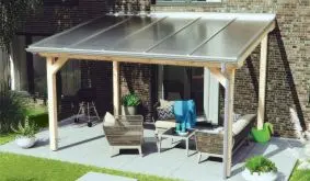 Je nach Beschaffenheit der Fassade können Sie den Bausatz direkt an die Wand montieren oder mit optionalen Wandpfosten freistehend verbauen