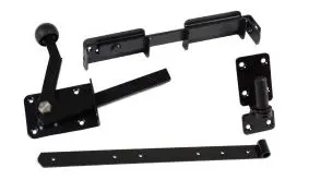 Das Torzubehör für die Aluminium Zaunserien Aubing und Preston. Beinhaltet: Doppeltor-Überwurfriegel, Ladenband, Kloben für Ladenband und Tür-Überwurfriegel - Schwarz.