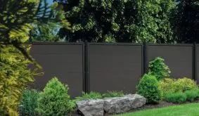 Varde ist eine 8-teilige BPC Zaunserie in Anthrazit mit extrabreiten Füllungen. Die vorgefertigten Elemente können Sie mit einem anthrazit- und silbergrauen Rahmen bestellen