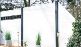 Die Kunststoff Sichtschutzwand ist eine 20-teilige Modellreihe, die es standardmäßig in Weiß und mit drei Folierungen gibt