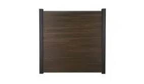 Der BPC Sichtschutzzaun Viborg 1 hat das Maß 180 x 180 cm. Der Bausatz besteht  aus 12 Einzellamellen, Abschlussprofil und Distanzstücken, OHNE Pfosten.