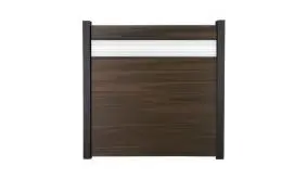 Der BPC Sichtschutzzaun Viborg 2 hat das Maß 180 x 180 cm. Der Bausatz besteht  aus 10 Einzellamellen, 30cm Glaseinsatz, Adapterleisten, Abschlussprofil und Distanzstücken, OHNE Pfosten.