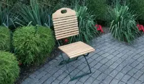 Der wetterfeste Stuhl aus der Biergarnitur Serie Visby - erhältlich in 2 Varianten - besteht aus einem verzinkten, rostfreien Flachstahlgestell und einer Belattung aus Robinienholz. Ein langlebiger Begleiter für Ihren Outdoorbereich!