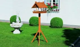 Unser Vogelhaus Holz "Eger" ist wahlweise mit oder ohne Ständer erhältlich. Farbe: Honigbraun
