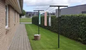 Perfekt für Ihren Garten: Modernes 450 x 80 x 185 cm Wäscheleinensystem aus schwarz pulverlackiertem Stahl