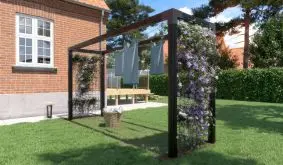 Wäscheständer Garten mit zwei dunklen Pfostenrahmen und gespannten Leinen auf Rasen neben Terrasse
