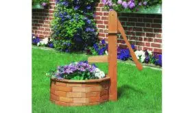 Die Wasserpumpe Holz Pensa aus honigbrauner Kiefer / Fichte mit dem Maß 70 x 65 x 100 cm. Das Holz ist FSC zertifiziert.