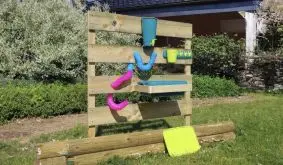 Für heiße Sommertage ideal: Wasserspielwand aus Holz. Geeignet für Kinder ab drei Jahre