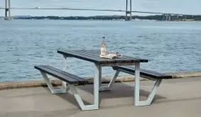 Wega Sitzgruppe mit schwarzer Holzbelattung und verzinktem Stahlgestell am Wasser, Tisch mit zwei Bänken