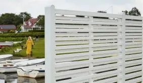 Sichtschutz aus fungizid behandeltem und weiß farbgrundiertem Kiefern- und Fichtenholz im nordischen Design