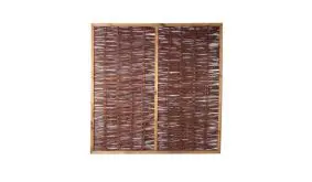 Sichtschutz aus Weide: Quadratisches Zaunelement mit natürlich geflochtenem Weidengeflecht in Holzrahmen auf weißem Hintergrund.