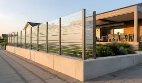 Windschutz Glas San Francisco, klare Glas-Elemente mit Pfosten, als Windschutz an einer Terrasse