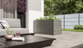 Das steingraue WPC Hochbeet Rhombus verbindet Qualität mit Stil. Für Hobbygärtner, die Wert auf eine moderne Optik legen