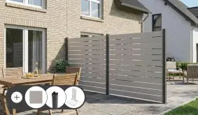 WPC Sichtschutzelemente Komplettset Emden in Beige. Im Set enthalten sind je Feld 3 Zaunsets mit Abstandshaltern, Alupfosten und optional Pfostenträger.