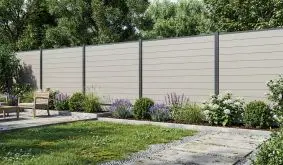 WPC Steckzaun im Farbton beige mit anthraziten Pfosten im Garten als Grundstücksbegrenzung