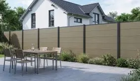WPC Steckzaun XL Laboe im Farbton antique als Abgrenzung einer Terrasse zum Nachbargrundstück