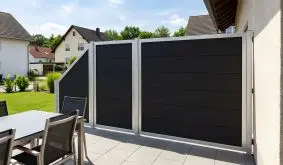 Zaunelemente Samso aus pflegeleichtem WPC und stabilen Aluminiumrahmen. Farbe: Anthrazit