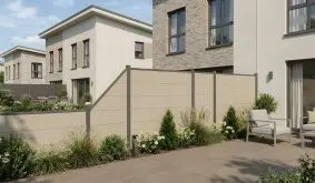 WPC Zaunserie Schwerin Sichtschutzzaun in Beige mit horizontalen Lamellen, graue Pfosten, Terrasse am Haus