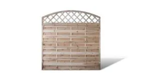 Ein bogenförmiges Sichtschutzelementmit einem Rankausschnitt und einem Maß von 180 x 180 auf 160cm