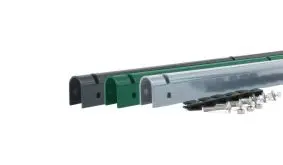 Die Zaunanschlussleiste erhalten Sie feuerverzinkt oder pulverbeschichtet in Grün und Anthrazit