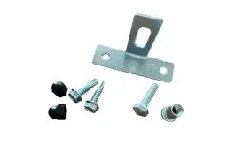 Die Zaunhalter Metall bestehen aus einem Zaunanschlusswinkel, drei Schrauben, einer Blindnietmutter und zwei Abdeckkappen